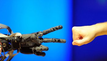 robot-human-ai-img